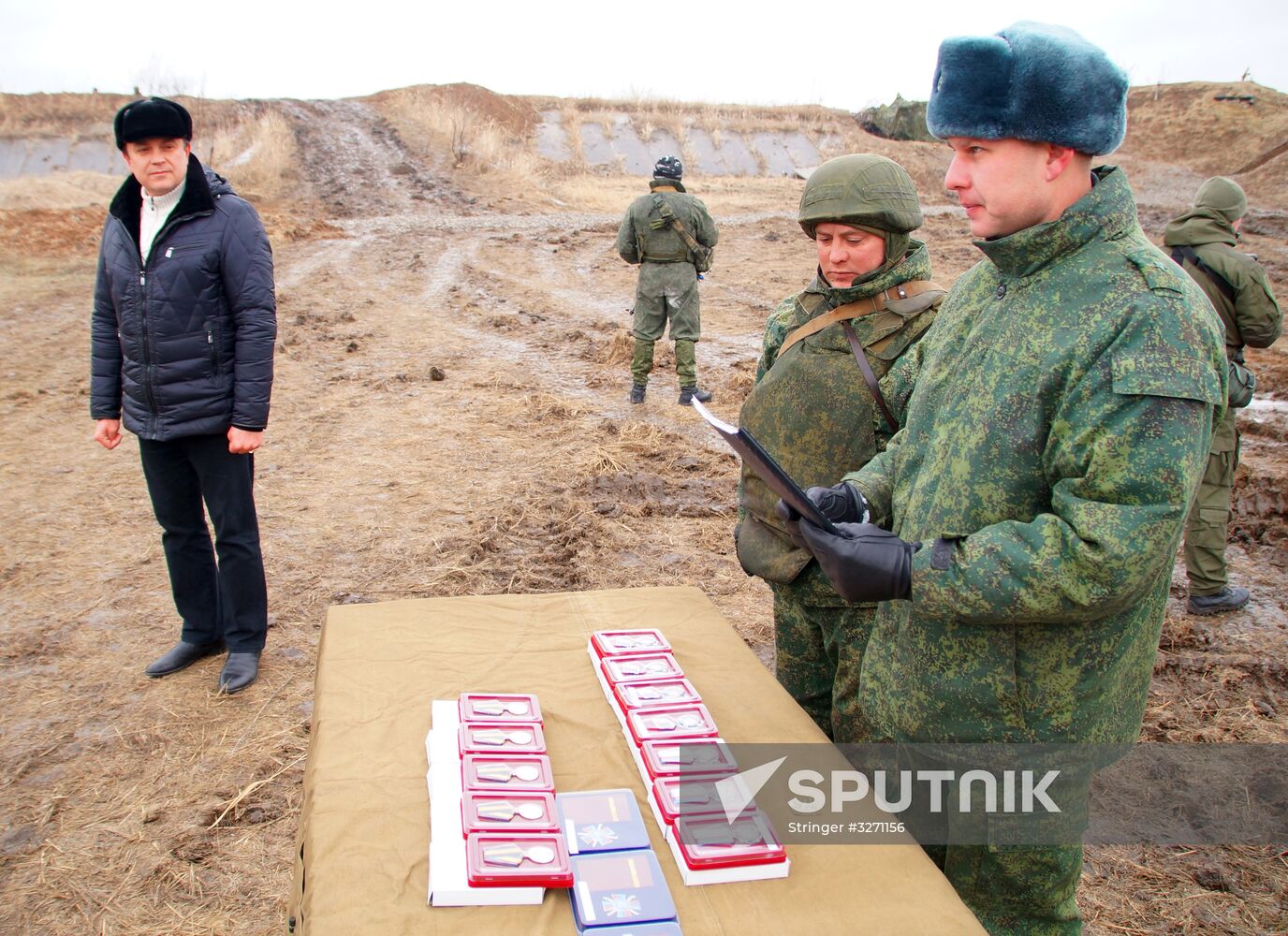 Presenting awards to LPR servicemen at demarcation line