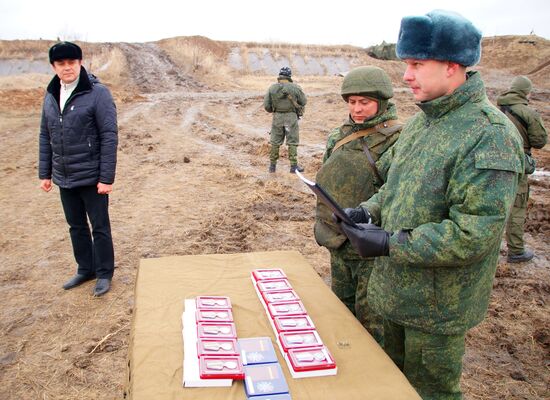 Presenting awards to LPR servicemen at demarcation line