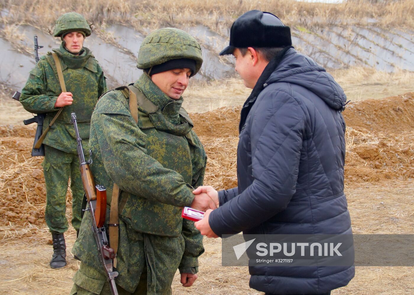 Presenting awards to LPR servicemen at demarcation line