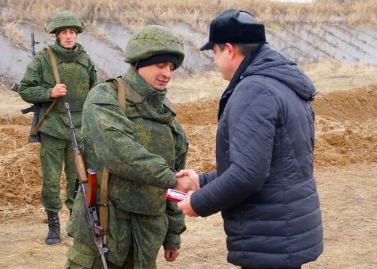 Presenting awards to LPR servicemen at demarcation line