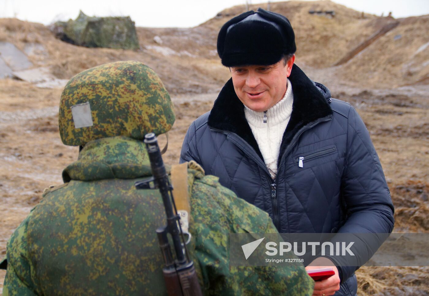 Presenting awards to LPR servicemen at demarcation line