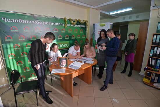 Collecting signatures to support Grigory Yavlinsky's candidacy for 2018 Russian presidential election
