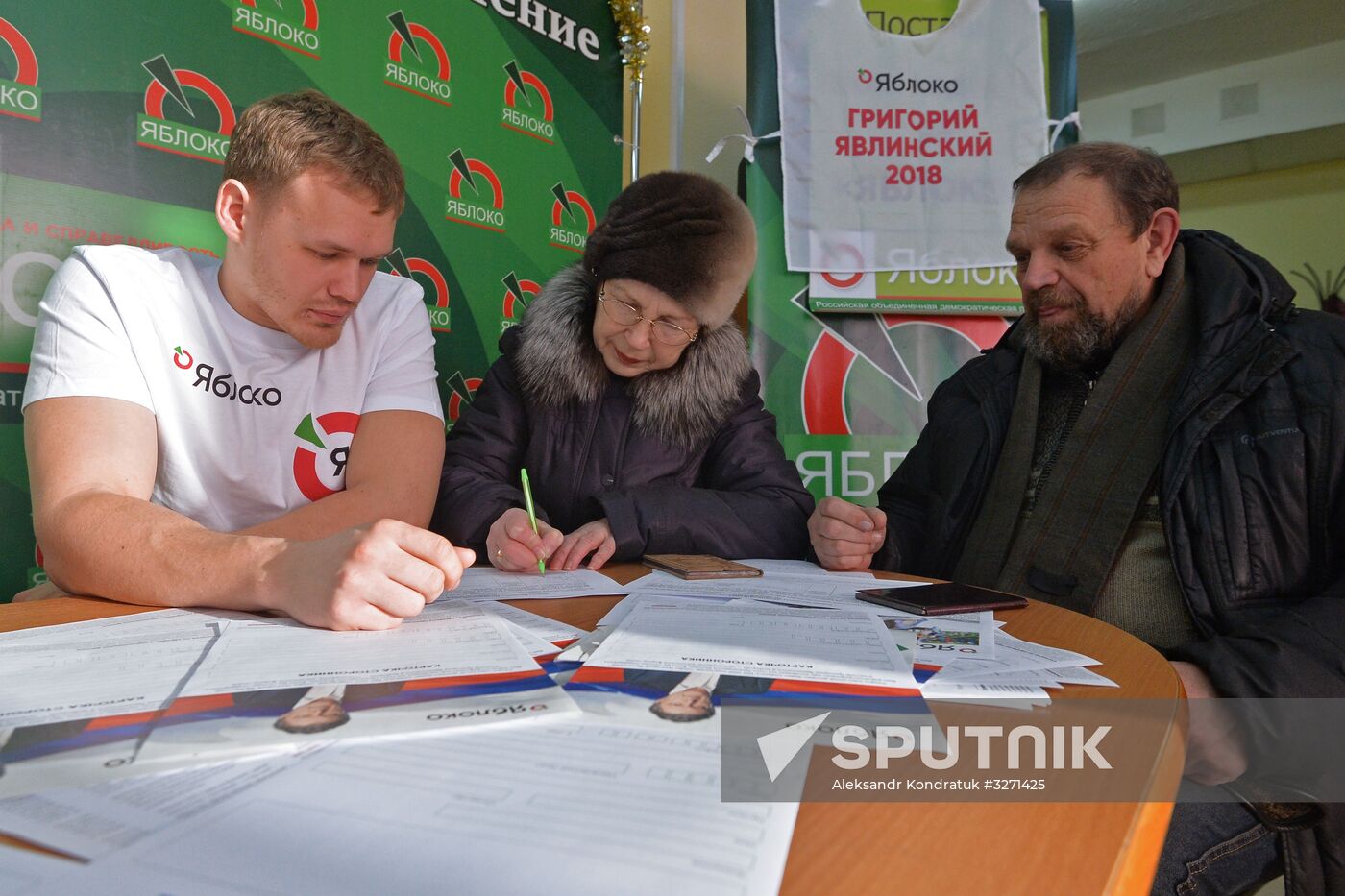 Collecting signatures to support Grigory Yavlinsky's candidacy for 2018 Russian presidential election