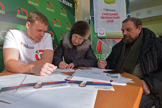 Collecting signatures to support Grigory Yavlinsky's candidacy for 2018 Russian presidential election