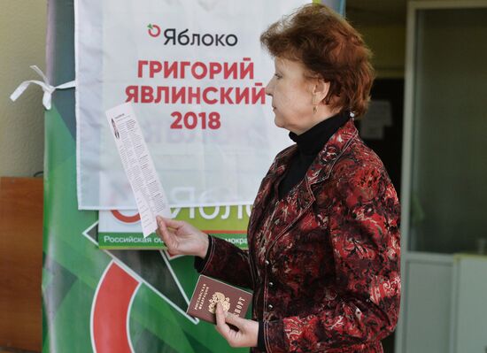 Collecting signatures to support Grigory Yavlinsky's candidacy for 2018 Russian presidential election