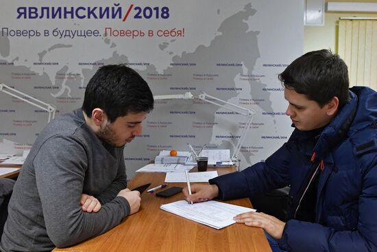Collecting signatures to support Grigory Yavlinsky's candidacy for 2018 Russian presidential election
