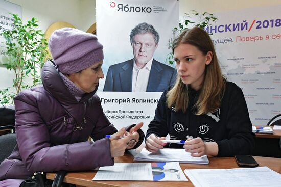 Collecting signatures to support Grigory Yavlinsky's candidacy for 2018 Russian presidential election