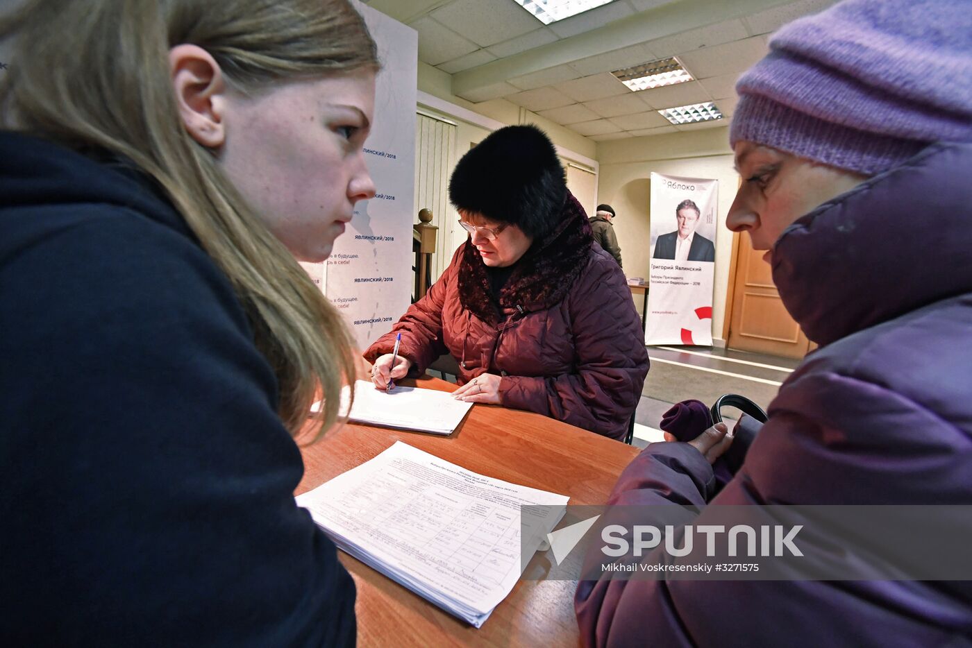 Collecting signatures to support Grigory Yavlinsky's candidacy for 2018 Russian presidential election