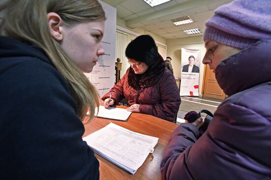 Collecting signatures to support Grigory Yavlinsky's candidacy for 2018 Russian presidential election