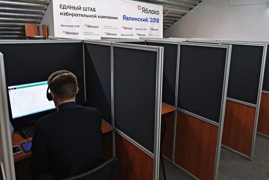 Collecting signatures to support Grigory Yavlinsky's candidacy for 2018 Russian presidential election