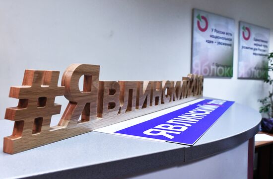 Collecting signatures to support Grigory Yavlinsky's candidacy for 2018 Russian presidential election