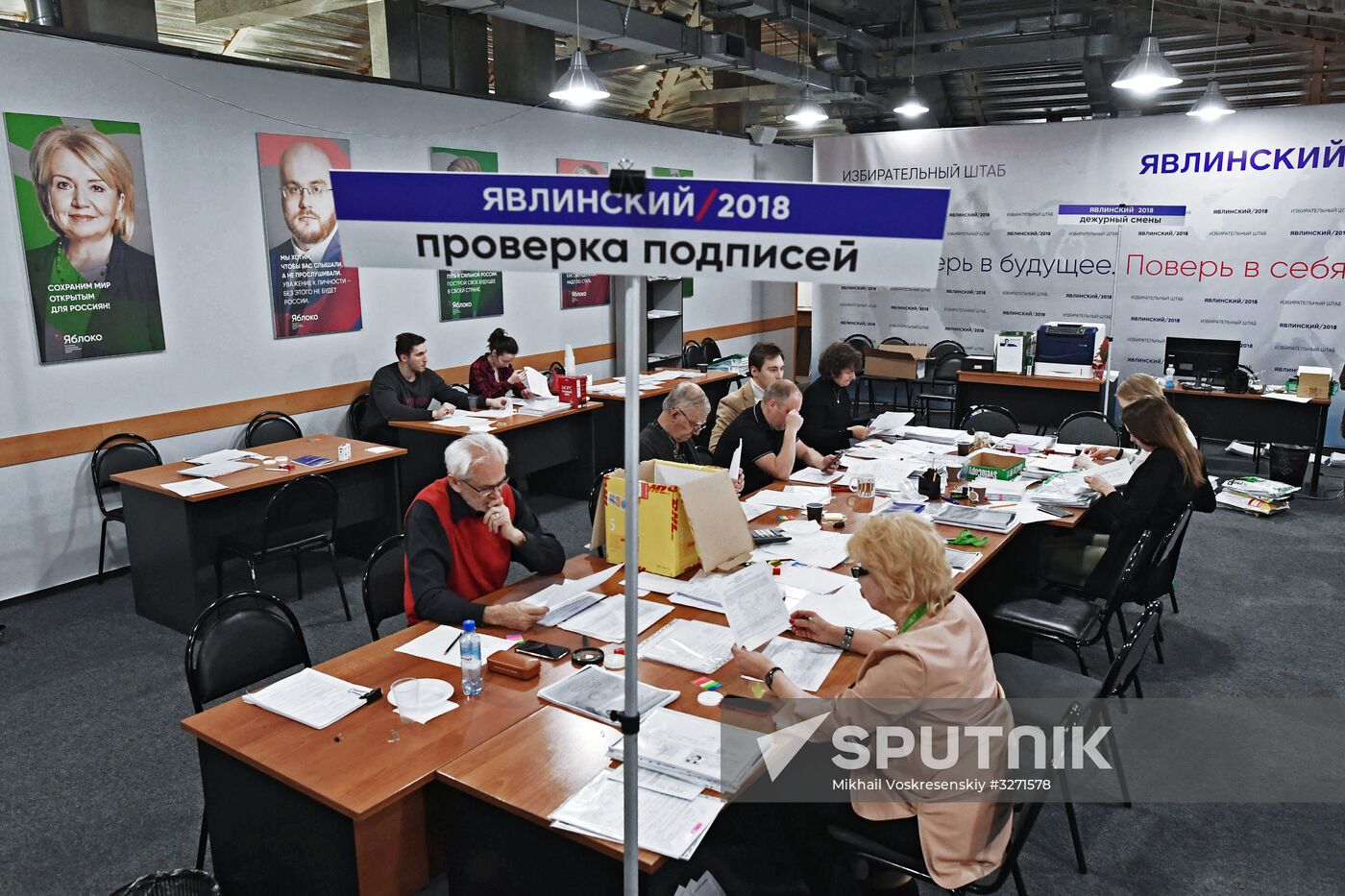 Collecting signatures to support Grigory Yavlinsky's candidacy for 2018 Russian presidential election