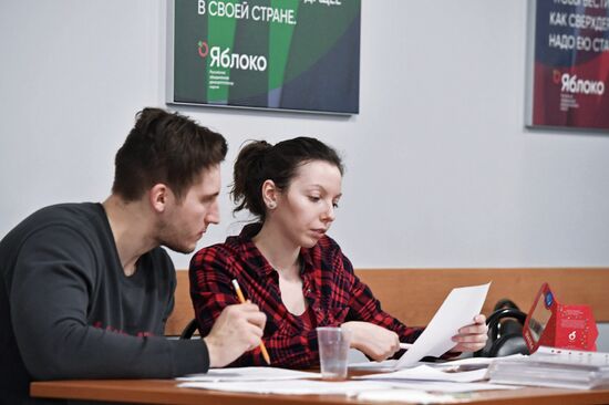 Collecting signatures to support Grigory Yavlinsky's candidacy for 2018 Russian presidential election