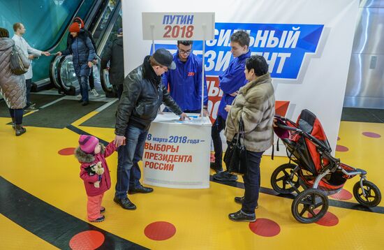 Collecting signatures in support of Vladimir Putin's candidacy for Russian presidency