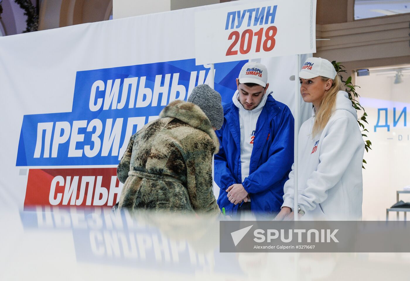 Collecting signatures in support of Vladimir Putin's candidacy for Russian presidency