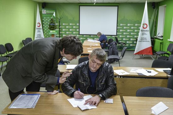 Collecting signatures to support Grigory Yavlinsky's candidacy for 2018 Russian presidential election