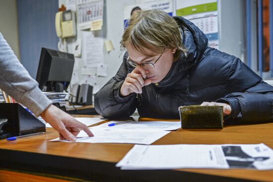 Collecting signatures to support Grigory Yavlinsky's candidacy for 2018 Russian presidential election