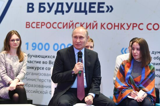 President Putin meets with students who wrote best essays about 'Russia Focused on the Future'