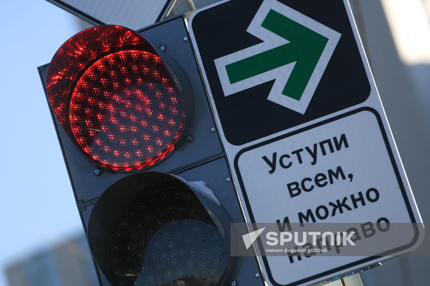 New road sign in Kazan allows drivers to disregard red light