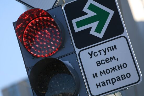 New road sign in Kazan allows drivers to disregard red light