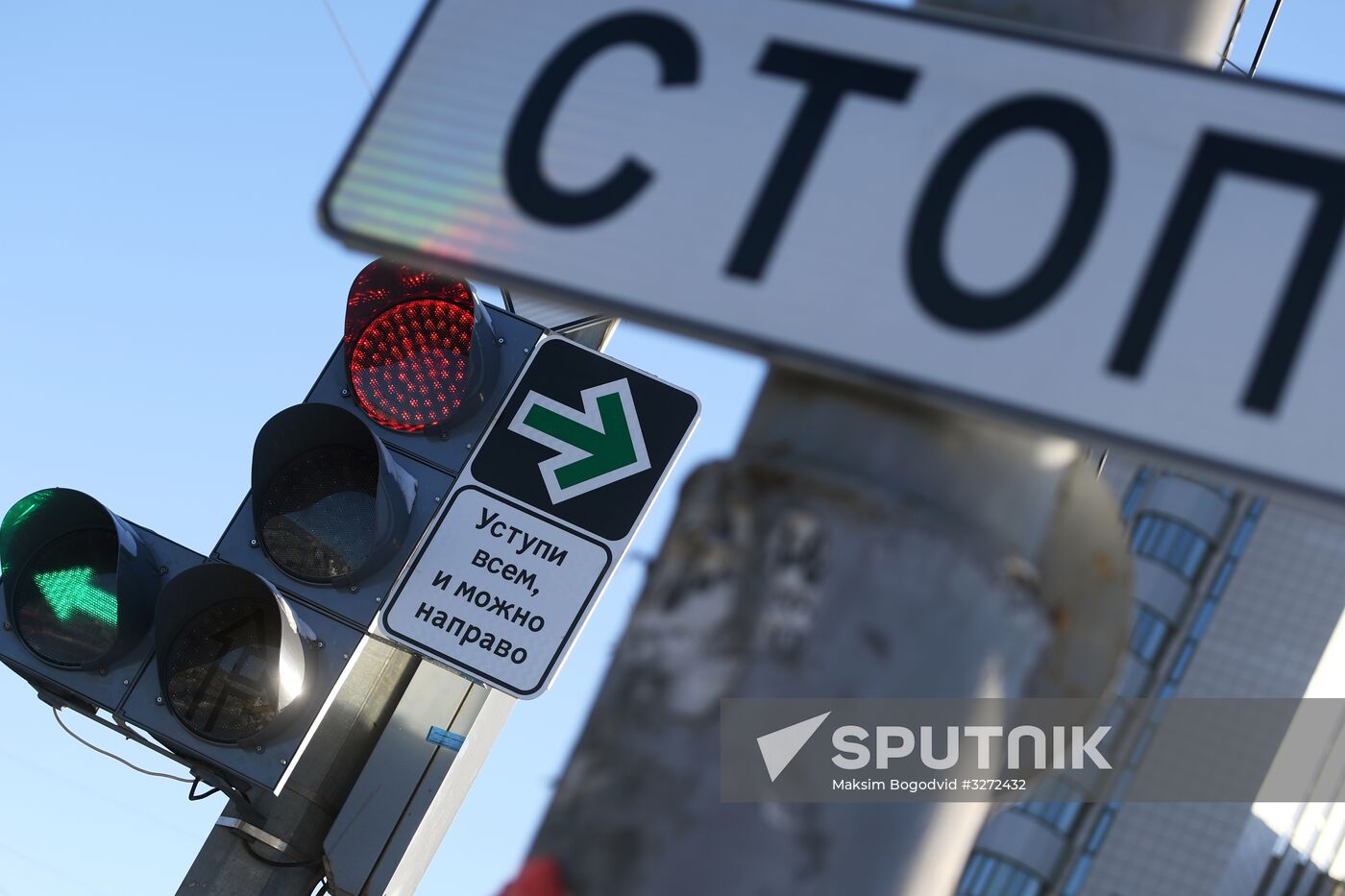 New road sign in Kazan allows drivers to disregard red light