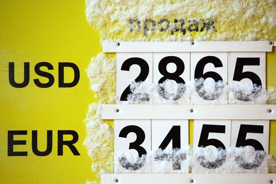 Hryvnia exchange rate sinks below historical minimum
