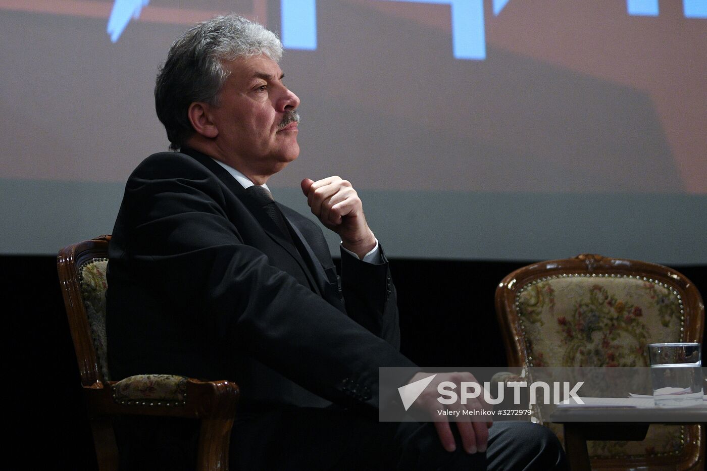 Presidential candidate Grudinin meets with confidantes