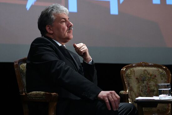 Presidential candidate Grudinin meets with confidantes