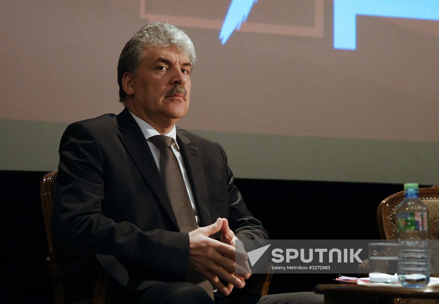 Presidential candidate Grudinin meets with confidantes