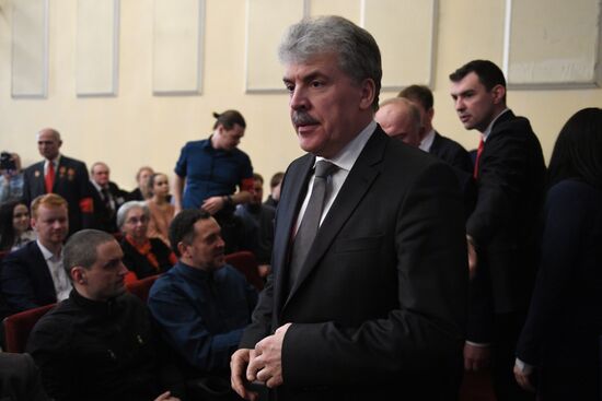 Presidential candidate Grudinin meets with confidantes