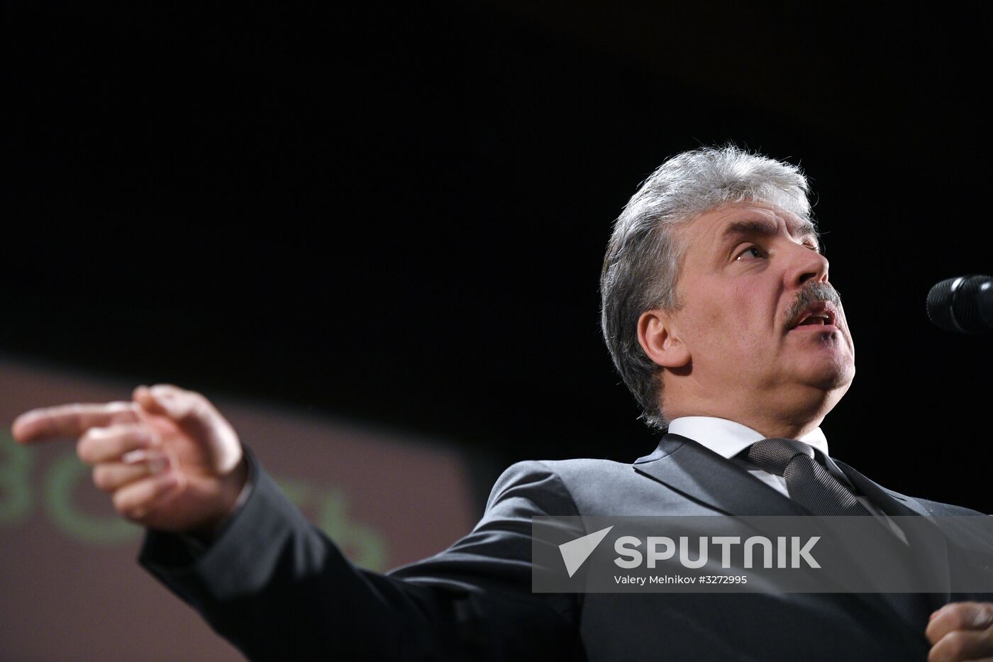 Presidential candidate Grudinin meets with confidantes