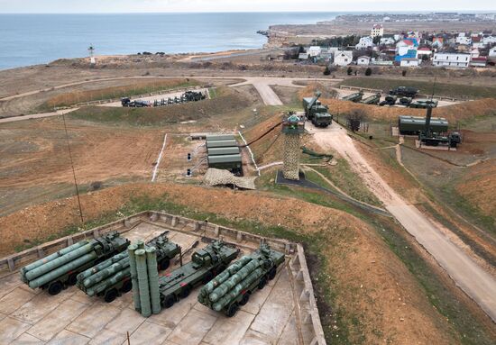 S-400 Triumf anti-air missile systems put on combat duty in Sevastopol