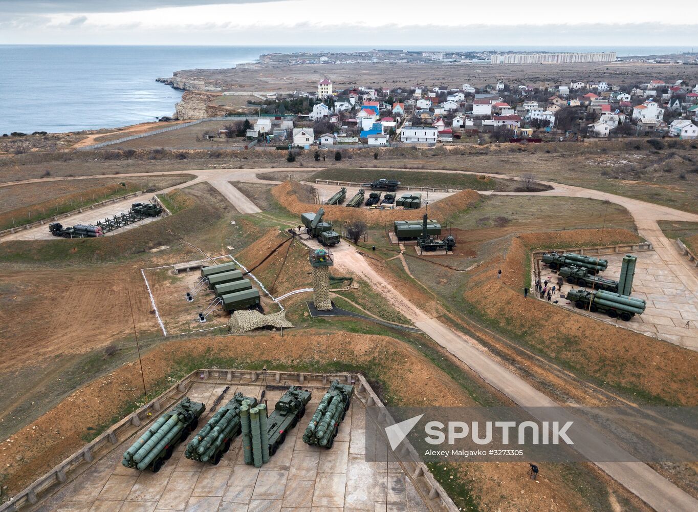 S-400 Triumf anti-air missile systems put on combat duty in Sevastopol