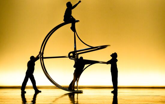 Daniele Finzi Pasca's show La Verita in St. Petersburg