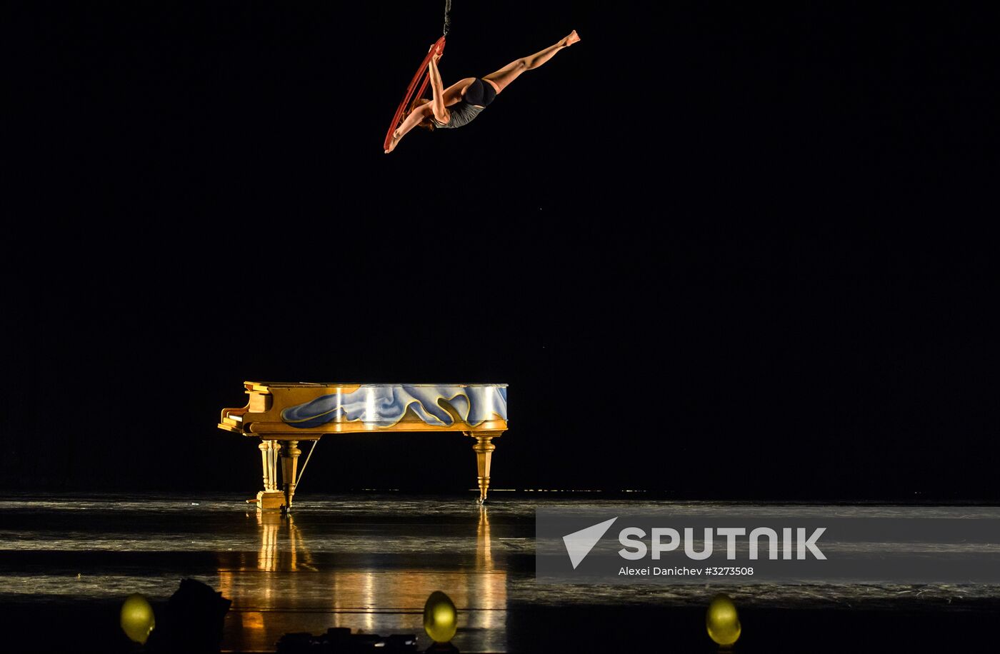 Daniele Finzi Pasca's show La Verita in St. Petersburg