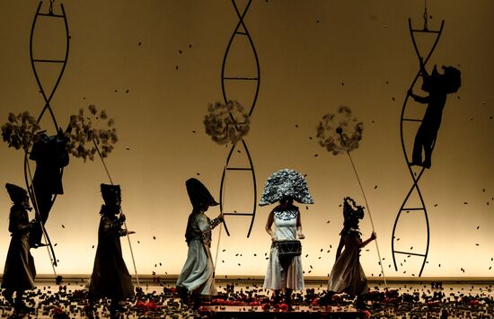 Daniele Finzi Pasca's show La Verita in St. Petersburg