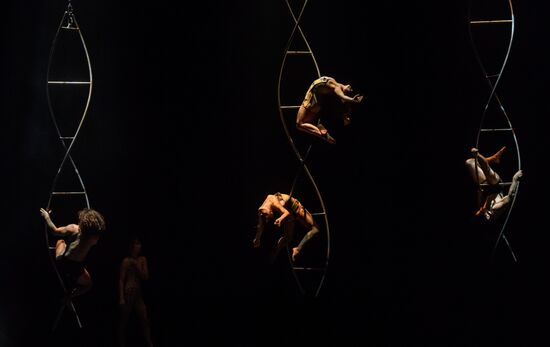 Daniele Finzi Pasca's show La Verita in St. Petersburg
