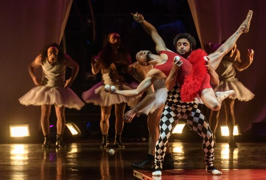 Daniele Finzi Pasca's show La Verita in St. Petersburg
