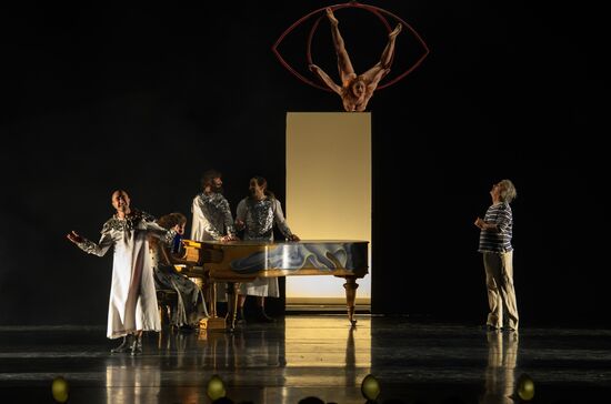 Daniele Finzi Pasca's show La Verita in St. Petersburg