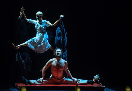 Daniele Finzi Pasca's show La Verita in St. Petersburg