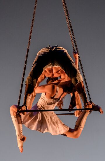 Daniele Finzi Pasca's show La Verita in St. Petersburg