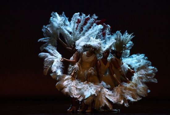Daniele Finzi Pasca's show La Verita in St. Petersburg