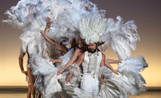Daniele Finzi Pasca's show La Verita in St. Petersburg
