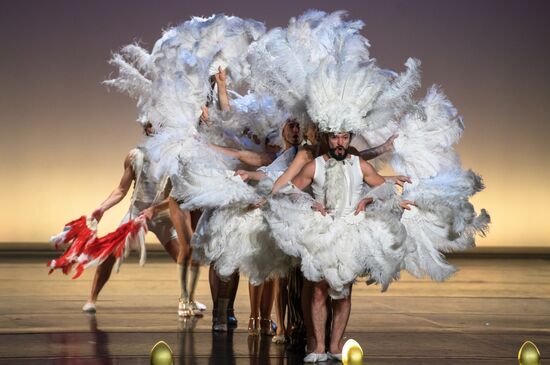 Daniele Finzi Pasca's show La Verita in St. Petersburg