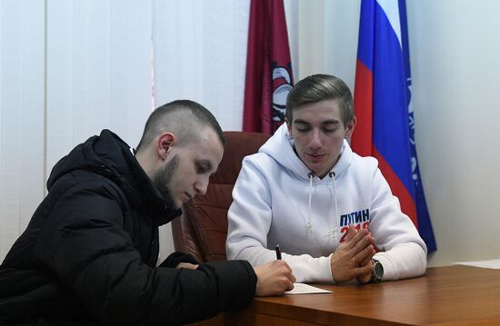 Signatures collected in support of presidential candidate Vladimir Putin