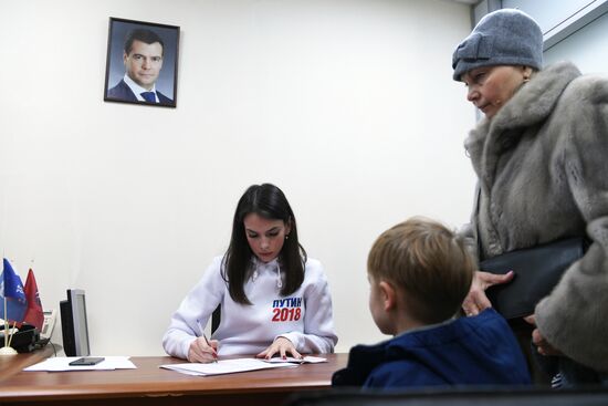 Signatures collected in support of presidential candidate Vladimir Putin