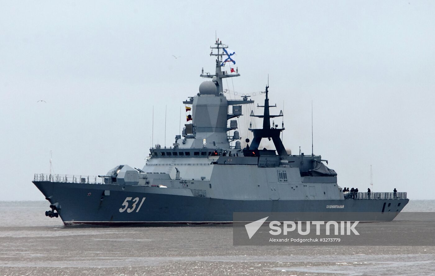 Soobrazitelny and Boiky corvettes meet at Baltiysk port