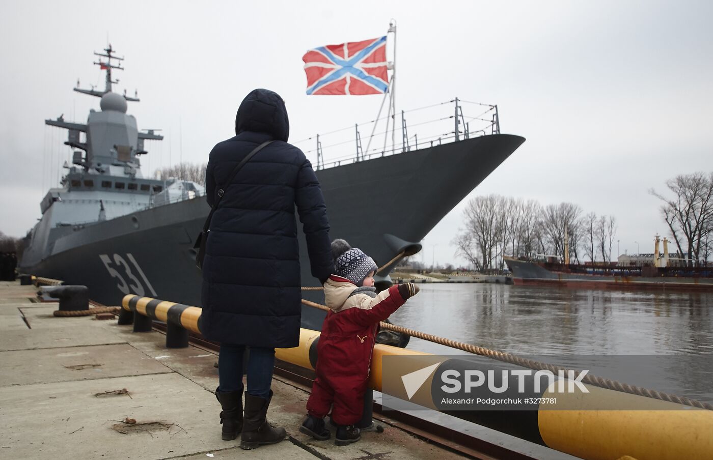 Soobrazitelny and Boiky corvettes meet at Baltiysk port