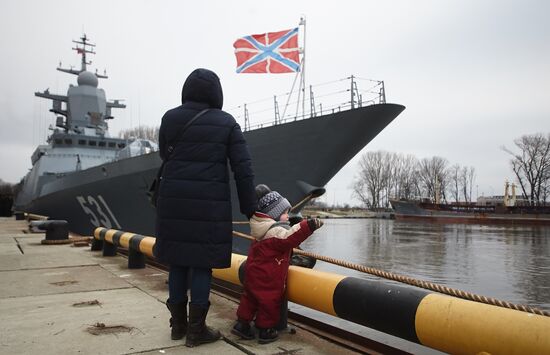 Soobrazitelny and Boiky corvettes meet at Baltiysk port