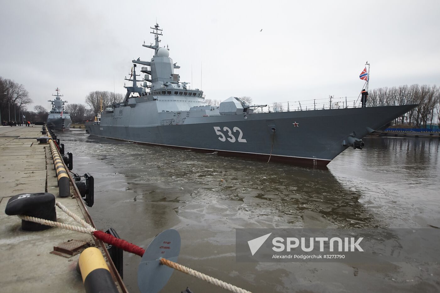 Soobrazitelny and Boiky corvettes meet at Baltiysk port